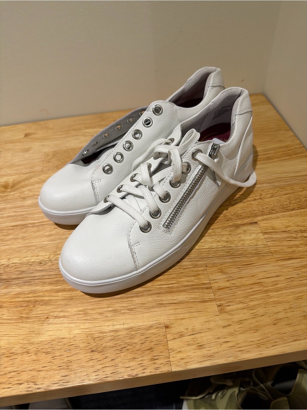 Munro Tilly White Leather Low-Top Sneakers with Side Zip Womens size 9.5